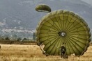 Κρήτη: Στην εντατική βρετανός αλεξιπτωτιστής μετά από πτώση από πολεμικό αεροσκάφος