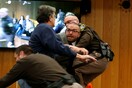 Ο πατέρας τριών κοριτσιών που κακοποιήθηκαν σεξουαλικά από τον γιατρό Λάρι Νάσαρ τού επιτέθηκε μέσα στο δικαστήριο