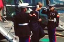 Ο Ομπάμα χαιρετά πεζοναύτη με τον καφέ στο χέρι