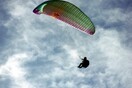 F-16 διασταυρώθηκε με αλεξιπτωτιστή στα Τρίκαλα
