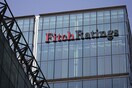 Yποβάθμισε την προοπτική της οικονομίας ο Fitch