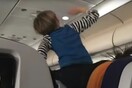 Ένα βίντεο με τρίχρονο αγόρι σε πτήση που έχει διχάσει το ίντερνετ