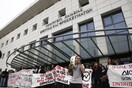 Φοιτητές εισέβαλαν στο προαύλιο του υπουργείου Παιδείας
