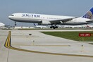 Σοκ σε πτήση της United Airlines: Σκύλος πέθανε αφού τον έβαλαν στο ντουλαπάκι χειραποσκευών