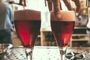 Αντικλεπτικά και παπούτσια στο ταβάνι: Οι λύσεις των μπαρ στο Βέλγιο για να μην τους κλέβουν τα ποτήρια μπίρας