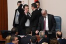ΠΓΔΜ: Επεισόδια στη ψήφιση του νομοσχεδίου για την αλβανική γλώσσα- Ο Γκρούεφσκι όρμησε σε βουλευτή
