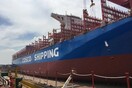 To «Cosco Shipping Taurus», ένα από τα μεγαλύτερα πλοία μεταφοράς εμπορευματοκιβωτίων, έφτασε στον Πειραιά