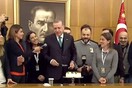 Δημοσιογράφοι έκαναν έκπληξη στον Ερντογάν για τα 64α γενέθλιά του