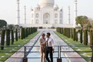 O Εμανουέλ και η Μπριζίτ Μακρόν σε ρομαντική απόδραση στο Ταζ Μαχάλ
