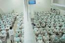 Γυναίκες καθαρίζουν γαρίδες χωρίς να μιλούν - Η ιστορία της φωτογραφίας από ένα εργοστάσιο στη Ταγγέρη