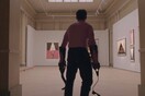 Ο Oleg, ο πρωτόγονος άνθρωπος της ταινίας «Το Τετράγωνο» αποδρά στον κόσμο της τέχνης