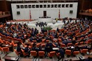 Γροθιές και κυνηγητό στο τουρκικό κοινοβούλιο: Αντιδράσεις για τον νέο νόμο περί εκλογικών συμμαχιών