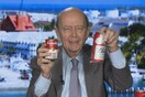 Με ένα κουτάκι Coca-Cola και μια κονσέρβα σούπας ο υπουργός Εμπορίου των ΗΠΑ δικαιολογεί τους δασμούς στις εισαγωγές