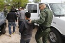 Σάλος με τους Αμερικανούς συνοριοφύλακες που πέρασαν χειροπέδες σε άρρωστο άνδρα - ΒΙΝΤΕΟ