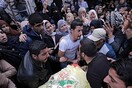 Χιλιάδες κάτοικοι της Γάζας στις κηδείες των διαδηλωτών που σκοτώθηκαν στις συγκρούσεις με τον ισραηλινό στρατό
