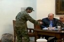 Σκηνές ντροπής στο δημοτικό συμβούλιο Βόλου- "Στρατιώτες" δίνουν σημείωμα στον Μπέο