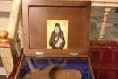 Οι πλαστικές παντόφλες του Αγίου Παϊσίου έγιναν προσκύνημα σε εκκλησία