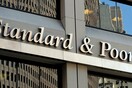 S&P: Πιθανότερο σενάριο το Grexit από την παραμονή στο ευρώ