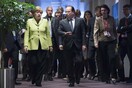 Bloomberg: Εξετάζεται ελάφρυνση του ελληνικού χρέους