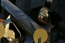 Παλαιστίνιοι μαχητές εκτοξεύουν δεκάδες ρουκέτες από τη Γάζα