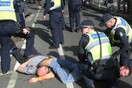 Σύγκρουση εθνικιστών με αντιρατσιστές στην Αυστραλία