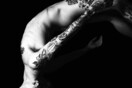 11 άντρες φωτογραφίζονται γυμνοί σε ένα αφιέρωμα στα τατουάζ [NSFW]