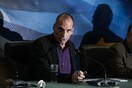 Βαρουφάκης: Μπορεί να επιβληθεί «μικρό τέλος» στις αναλήψεις μετρητών