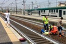 Οργή στην Ιταλία για τη σέλφι νεαρού άντρα με φόντο μία σοβαρά τραυματισμένη γυναίκα στις ράγες τρένου