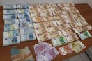 Ολόκληρο οπλοστάσιο σε σπίτι στην Ημαθία: Πατέρας και γιος έκρυβαν όπλα και 250.000 ευρώ