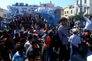 Ένταση στη Μυτιλήνη: Οι πρόσφυγες καθάρισαν με τα ρούχα τους την πλατεία Σαπφούς