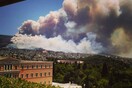Toυρίστες φωτογραφίζουν την Αθήνα στις φλόγες από την ταράτσα της Μεγάλης Βρεττανίας