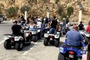 Συγκεντρώσεις διαμαρτυρίας με «γουρούνες» στο λιμάνι και το αεροδρόμιο της Μυκόνου