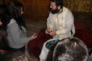 Μητροπολίτης μοίρασε “ευλογημένα” στυλό για τις Πανελλαδικές