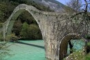 Σε πλήρη ανάπτυξη προχωρούν τα έργα αποκατάστασης του γεφυριού της Πλάκας