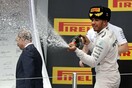 Ο Xάμιλτον πανηγυρίζει την πρωτιά στο Grand Prix και καταβρέχει τον Πούτιν με σαμπάνια