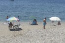 Και ο Δήμος Κασσάνδρας ξηλώνει «κλειδωμένες» ομπρέλες και ξαπλώστρες από τις παραλίες