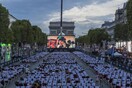 Για πρώτη φορά και μόνο ένα βράδυ η λεωφόρος των Ηλυσίων Πεδίων μετατράπηκε σε ένα τεράστιο σινεμά
