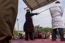 Δημόσιο ράβδισμα σε δύο άντρες που έκαναν σεξ - Η τιμωρία στην Ινδονησία που προκαλεί αντιδράσεις