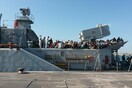 Ιταλία: Σε μονάδα της ακτοφυλακής μεταφέρονται 450 μετανάστες που έπλεαν νότια της Σικελίας