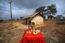 «Η πορνογραφία της φτώχειας»: Κατακραυγή για Ιταλό φωτογράφο που φωτογράφισε υποσιτισμένα παιδιά στην Ινδία