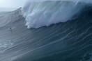 Πώς είναι να σε «καταπίνει» ένα από τα μεγαλύτερα κύματα του πλανήτη