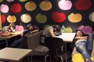 Γιατί ολοένα και περισσότεροι άνθρωποι στο Χονγκ Κονγκ κοιμούνται τα βράδια στα McDonalds;