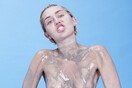 H Miley θα τραγουδήσει γυμνή, το κοινό θα είναι γυμνό και μηχανήματα θα τους καταβρέχουν όλους με γάλα