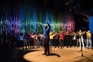 Θρησκευτική κατάνυξη και πολιτικά φορτισμένο θέαμα στην περφόρμανς-εγκατάσταση «The Let Go» του Νικ Κέιβ