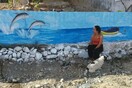 Τα ζωγραφισμένα χωριά - Η γυναίκα που μεταμορφώνει τα ερειπωμένα κτίρια της Κρήτης