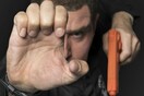 Ο Σάσα Μπάρον Κόεν «πείθει» μέλη του Κογκρέσου να δοθούν όπλα σε 4χρονα παιδιά