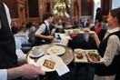 Σερβιτόρος στη Ρώμη έδωσε σε γκέι ζευγάρι λογαριασμό με χυδαία σχόλια - Απολύθηκε και ίσως πληρώσει και αποζημίωση