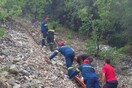 Συγκλονιστικές εικόνες από τη διάσωση ζευγαριού που έπεσε με αυτοκίνητο σε γκρεμό 120 μέτρων