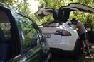 Ηλεκτρικό αυτοκίνητο της TESLA έμεινε από μπαταρία έξω από την Κοζάνη- Ο οδηγός ανέπτυξε ταχύτητα στην Εγνατία