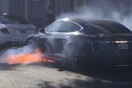 Ηλεκτρικό αυτοκίνητο της Tesla τυλίγεται ξαφνικά στις φλόγες -Το βίντεο κατέγραψε η ηθοποιός Μαίρη Μακ Κόρμακ